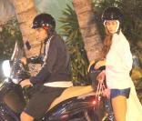 Christian Vieri et sa ravissante épouse Melissa Satta, en séance shopping dans la boutique Victoria's Secret de Miami, en Floride, le 27 décembre 2009.