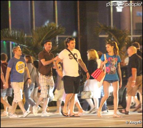 Christian Vieri et sa ravissante épouse Melissa Satta, en séance shopping dans la boutique Victoria's Secret de Miami, en Floride, le 27 décembre 2009.