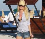 Victoria Silvstedt et son ami sur une plage de Miami. 28/12/09