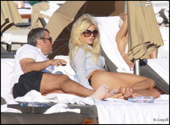 Victoria Silvstedt et son ami sur une plage de Miami. 28/12/09