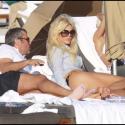 Victoria Silvstedt : Sexy et détendue sur une plage idyllique... vous présente son nouveau chéri !