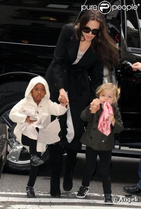 Angelina Jolie accompagnée de Shiloh et Zahara  