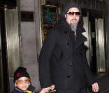 Brad Pitt et Pax quittent le Walldorf Astoria Hotel à Manhattan le 30 décembre 2009