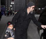 Brad Pitt et Pax quittent le Walldorf Astoria Hotel à Manhattan le 30 décembre 2009