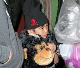 Brad Pitt et ses fils Pax (qu'on voit sur la photo avec le singe) et Maddox ont été dans l'arcade de jeux Dave & Busters à New York le 30 décembre 2009
