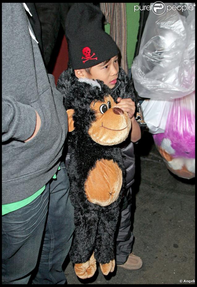 Brad Pitt et ses fils Pax (qu'on voit sur la photo avec le singe) et Maddox ont été dans l'arcade de jeux Dave & Busters à New York le 30 décembre 2009