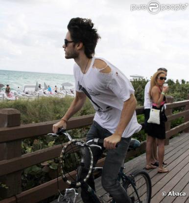 L'acteur et rockstar Jared Leto se promène en vélo sur South Beach le 30 décembre 2009