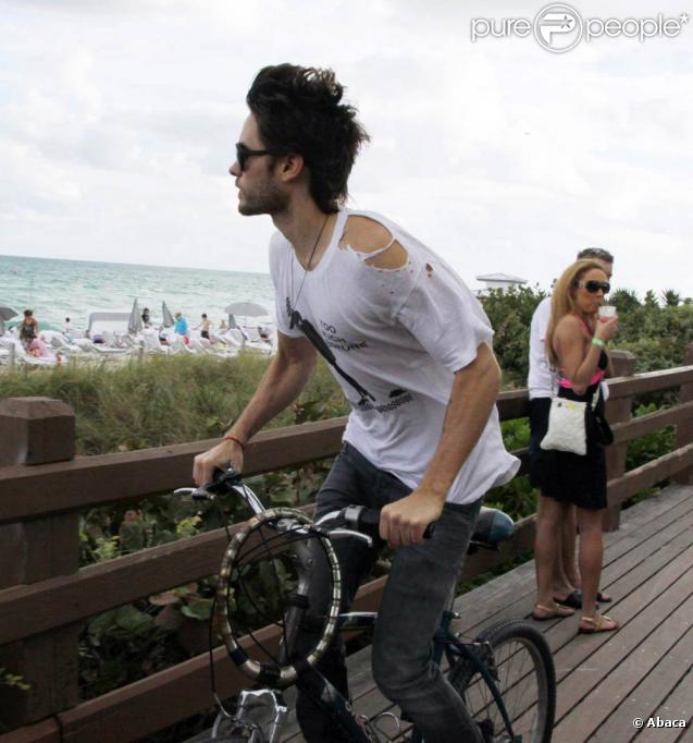 L'acteur et rockstar Jared Leto se promène en vélo sur South Beach le 30 décembre 2009