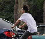 L'acteur et rockstar Jared Leto se promène en vélo sur South Beach le 30 décembre 2009