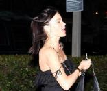 Après le décès de son père Julio, Sofia Vergara fait un petit détour par Miami, le 26 décembre, en compagnie d'une amie.