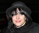 Ashlee Simpson signe des autographes après la représentation de la comédie musicale Chicago à New York le 7 janvier 2009