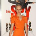 La magnifique Amber Valletta exhibe ses gambettes de rêve... et vous présente son adorable fils !