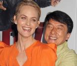 La magnifique Amber Valletta dans les bras de Jackie Chan, à l'occasion de l'avant-première de  The spy next door , au Grove de Los Angeles, le 9 janvier 2010.