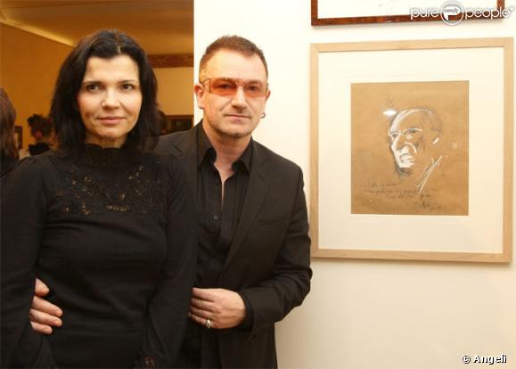 Bono et sa femme devant le portrait réalisé par le chanteur en hommage au peintre défunt