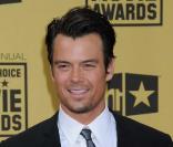Mais où était Fergie ? Josh Duhamel a marché seul sur le tapis rouge aux Critics' Choice Awards, à Los Angeles, le 15 janvier 2010 !