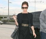 Victoria Beckham va chercher son petit chien à l'aéroport de Los Angeles, le 16 janvier 2010
