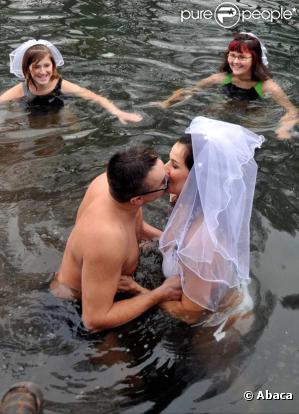  Tatana Guzioti et Tomas Prokop se marient nus dans une rivière glacée en Republique Tcheque  