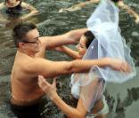  Tatana Guzioti et Tomas Prokop se marient nus dans une rivière glacée en Republique Tcheque  