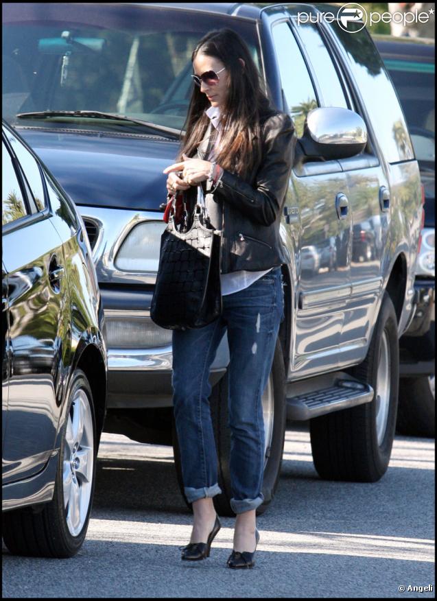 Demi Moore se rend au gala de charité Artist for Peace and Justice le 24 janvier 2010 à Los Angeles