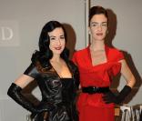 Dita Von Teese et Paz Vega lors du défilé Dior Haute Couture, printemps/été 2010, le 25 janvier 2010. Fashion Week de Paris.