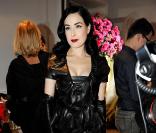 Dita Von Teese lors du défilé Dior Haute Couture, printemps/été 2010, le 25 janvier 2010. Fashion Week de Paris.