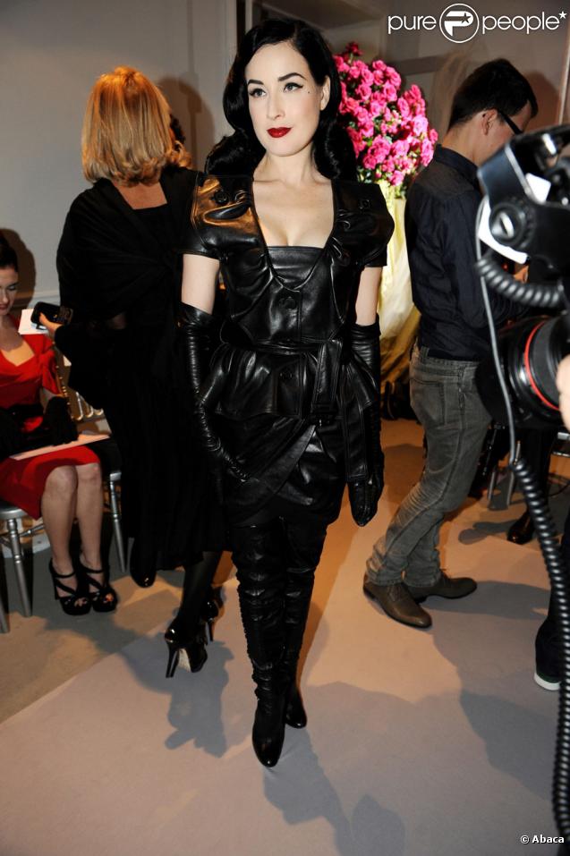 Dita Von Teese lors du défilé Dior Haute Couture, printemps/été 2010, le 25 janvier 2010. Fashion Week de Paris.