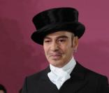 John Galliano en magnifique cavalier au Défilé Printemps-Eté 2010 de John Galliano pour Christian Dior, le 25 janvier 2010 à Paris