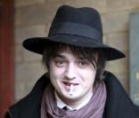 Pete Doherty à la sortie du tribunal de Gloucester, le 27 janvier 2010 !