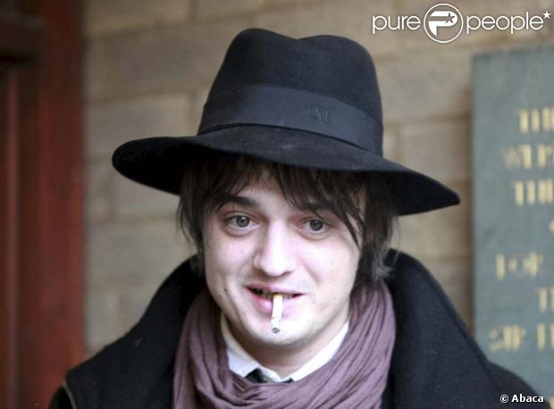 Pete Doherty à la sortie du tribunal de Gloucester, le 27 janvier 2010 !