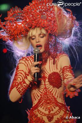 Arielle Dombasle au défilé Jean-Paul Gaultier, le 27 janvier 2010