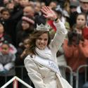 Et la gagnante d'une magnifique demande en mariage est... la belle Katie Stam, Miss America 2009 !