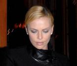 Charlize Theron porte une robe noire très élégante à la sortie du restaurant Spago après y avoir diné avec sa mère à Beverly Hills le 27 janvier 2010 