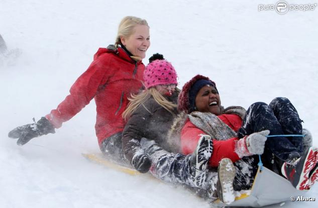 La princesse Mette-Marit de Norvège connaît les joies de la neige et a de bonnes notions de ski, qu'elle partage volontiers avec des réfugiés de son pays...