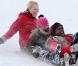 La princesse Mette-Marit de Norvège connaît les joies de la neige et a de bonnes notions de ski, qu'elle partage volontiers avec des réfugiés de son pays...