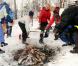 La princesse Mette-Marit de Norvège connaît les joies de la neige et a de bonnes notions de ski, qu'elle partage volontiers avec des réfugiés de son pays...