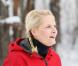 La princesse Mette-Marit de Norvège connaît les joies de la neige et a de bonnes notions de ski, qu'elle partage volontiers avec des réfugiés de son pays...