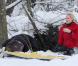La princesse Mette-Marit de Norvège connaît les joies de la neige et a de bonnes notions de ski, qu'elle partage volontiers avec des réfugiés de son pays...