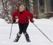 La princesse Mette-Marit de Norvège connaît les joies de la neige et a de bonnes notions de ski, qu'elle partage volontiers avec des réfugiés de son pays...