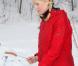 La princesse Mette-Marit de Norvège connaît les joies de la neige et a de bonnes notions de ski, qu'elle partage volontiers avec des réfugiés de son pays...
