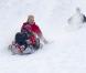 La princesse Mette-Marit de Norvège connaît les joies de la neige et a de bonnes notions de ski, qu'elle partage volontiers avec des réfugiés de son pays...