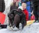 La princesse Mette-Marit de Norvège connaît les joies de la neige et a de bonnes notions de ski, qu'elle partage volontiers avec des réfugiés de son pays...