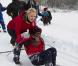 La princesse Mette-Marit de Norvège connaît les joies de la neige et a de bonnes notions de ski, qu'elle partage volontiers avec des réfugiés de son pays...