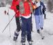 La princesse Mette-Marit de Norvège connaît les joies de la neige et a de bonnes notions de ski, qu'elle partage volontiers avec des réfugiés de son pays...