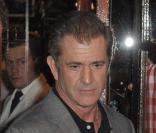 Mel Gibson et sa compagne Oksana vont dîner à Paris dans le restaurant Chez L'Ami Louis le 3 février 2010