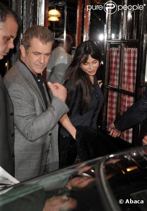 Mel Gibson et sa compagne Oksana vont dîner à Paris dans le restaurant Chez L'Ami Louis le 3 février 2010
