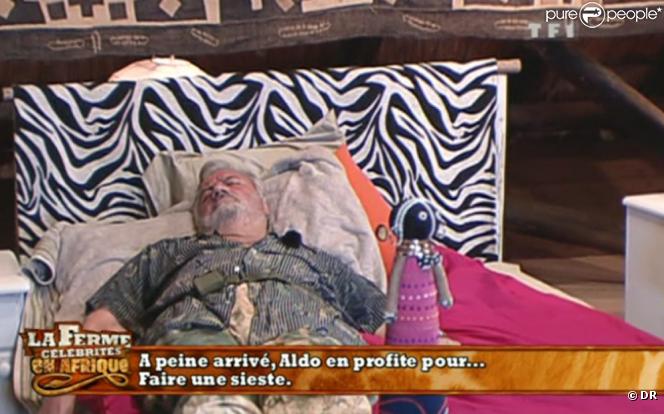 A peine rentré à la Ferme, Aldo recommence à faire ce qu'il fait de mieux : dormir !  