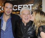 Mélanie Laurent avec Nicolas et Guy Bedos à l'occasion de la grande soirée donnée pour les deux millions d'entrées au box-office du Concert, au Ritz Club, à l'Hôtel Ritz, à Paris, le 5 février 2010.