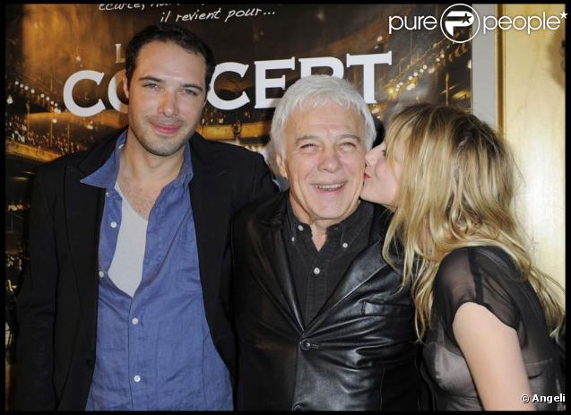 Mélanie Laurent avec Nicolas et Guy Bedos à l'occasion de la grande soirée donnée pour les deux millions d'entrées au box-office du Concert, au Ritz Club, à l'Hôtel Ritz, à Paris, le 5 février 2010.