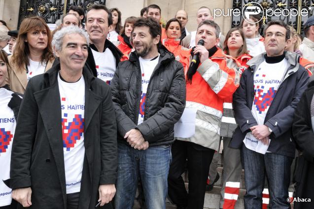  Raymond Domenech, Nathalie André, Jean-Luc Reichmann et Patrick Bruel lors du rassemblement à Neuilly-sur-Seine en faveur de Haïti le 7 février 2010 