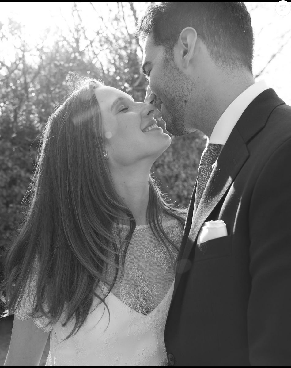 Ilona Smet renversante en bikini ventre extra plat après l accouchement les internautes n en